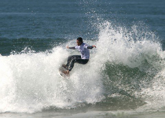 Dela Clothing - Surfing Eric Castaldo