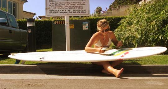 Dela Clothing - Surfing Laura Thatcher