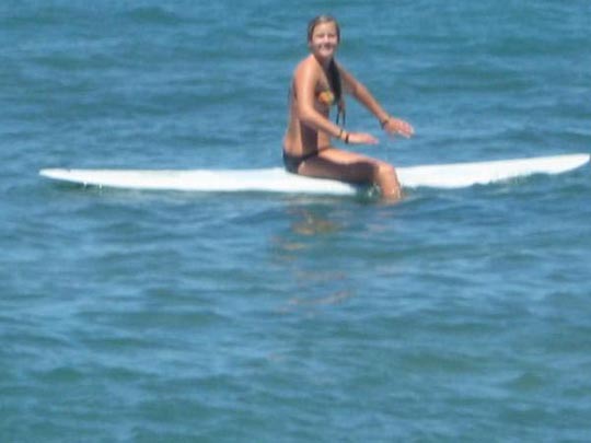 Dela Clothing - Surfing Laura Thatcher