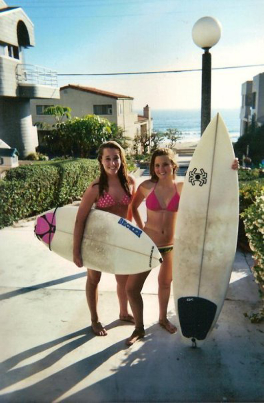 Dela Clothing - Surfing Laura Thatcher